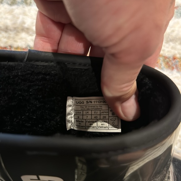 Black Ugg boots excellent condition maybe worn once . Size 9 - Picture 6 of 6